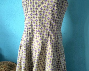 Mittelanges Princesskleid aus lindgrünem Stoff mit Blümchen Größe 38 mit Futterstoff Vorhangstoff Upcycling