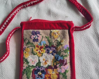 Handtasche mit handgefertigten Stickbild und rotem Samt Reststoff komplett Upcycling