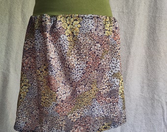 Grüner floraler Rock aus Vintage-Kleid genäht - Helle Brauntöne - Retro Boho Mode - Klassischer floraler Print Rock – Größe 38 - 40