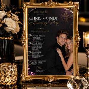 Könnte beinhalten: Ein goldgerahmtes Schild für die Jubiläumsfeier von Chris und Cindy. Das Schild enthält den Text "Welcome To Chris + Cindy Anniversary Party" und eine Liste von Signature Drinks. Auf der rechten Seite des Schildes befindet sich ein Foto eines lächelnden Paares.