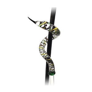 Op de afbeelding: Een glazen slangfiguur met een zwart, geel, groen en paars gestreept patroon. De slang is om een ​​zwarte staaf gewikkeld.