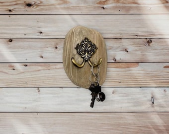 Handgemaakte sleutelhanger van drijfhout: Coastal Jewelry Organizer