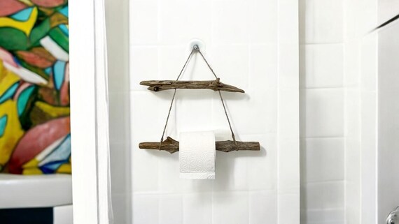 素朴な流木トイレットペーパーホルダー：ビーチハウス風インテリア  