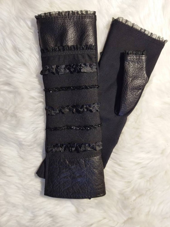 レザーフィンガーレスグローブ：フリル付きブラックゴシックティー