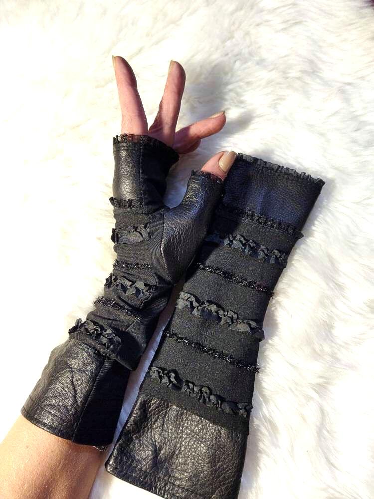 レザーフィンガーレスグローブ：フリル付きブラックゴシックティー
