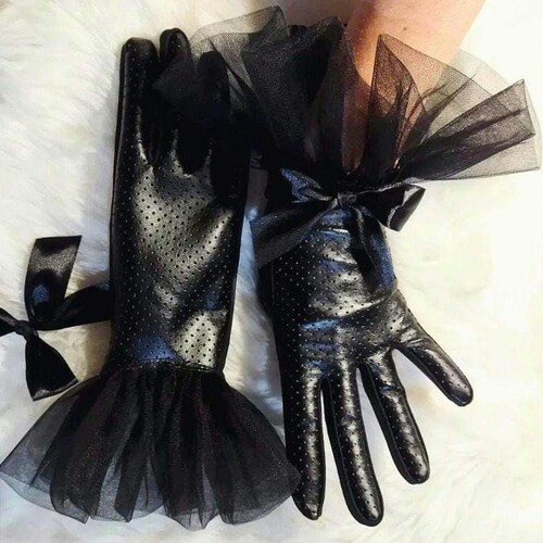 レザーフィンガーレスグローブ：フリル付きブラックゴシックティー