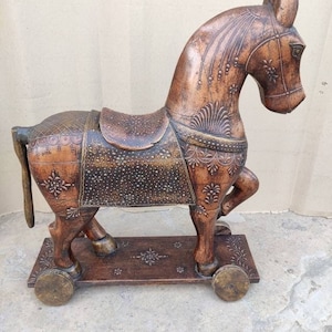 Cavalo de madeira pintado à mão sobre rodas, decoração étnica vintage