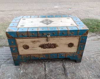 Handgemaakte koffer van verweerd hout/opbergdoos, metalen Indiase bruidsschatkist
