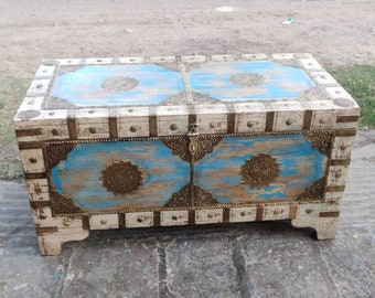 Handgemaakte kofferbak van noodlijdend hout: salontafel met messing inlegwerk, Indiase bruidsschat / opbergkist