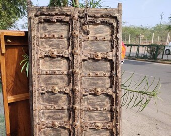Vintage geschnitzte hölzerne Fensterverkleidung mit Messingakzenten, ethnische Wanddekoration