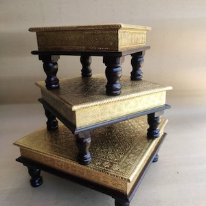 Handgefertigter indischer Chowki aus Holz und Messing/Indischer Bajot aus Holz/3er-Set/Holztische/niedrige Holztische/indischer Couchtisch