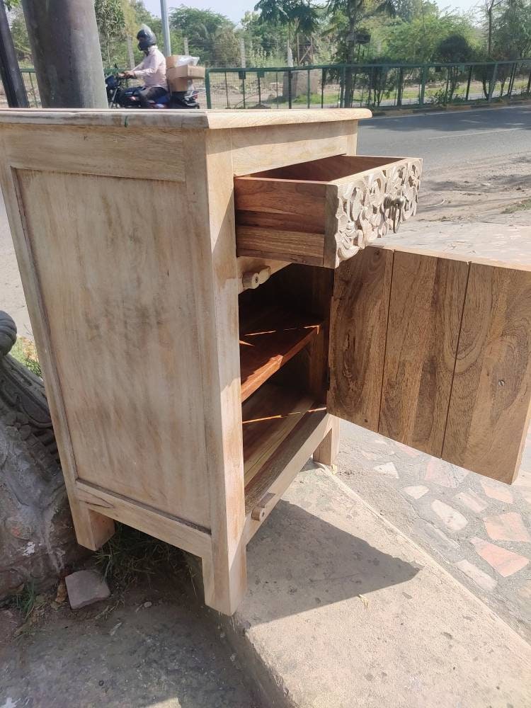 アンティーク仕上げの木製彫刻扉付きベッドサイドテーブル