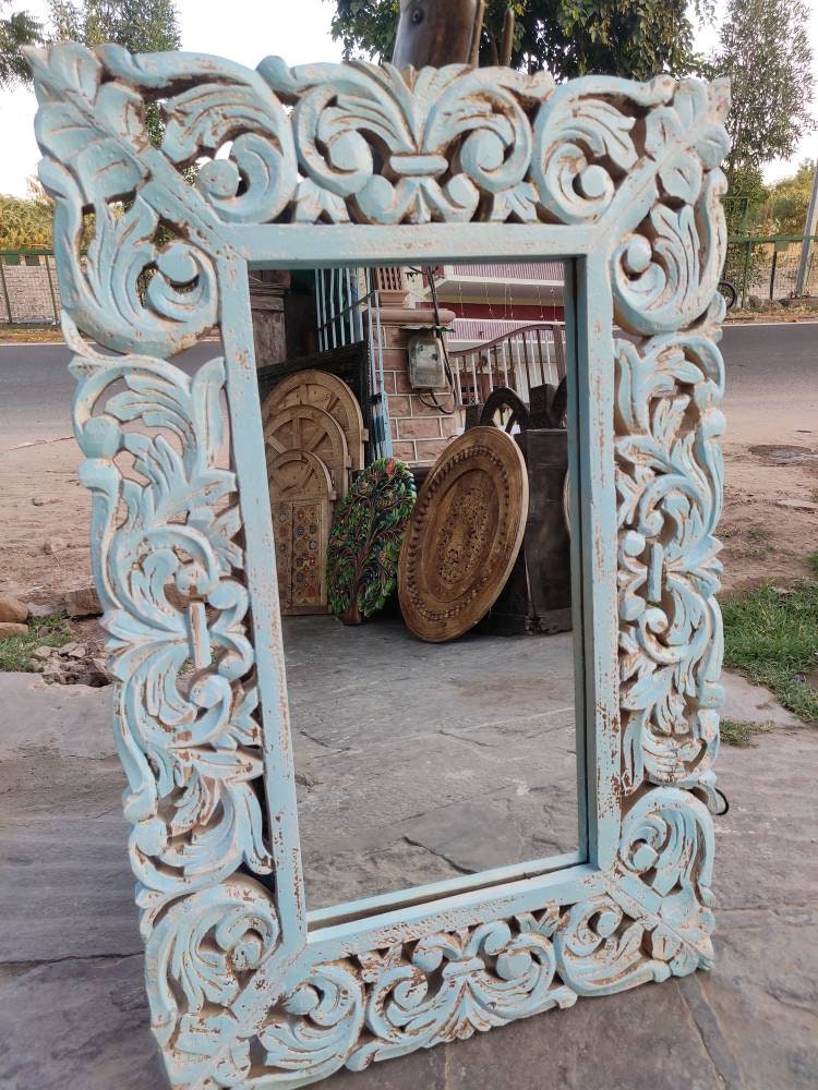 木製彫刻とアンティーク調グレー仕上げのミラーフレーム 壁装飾