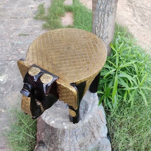 Holz-Messing-Elefant-Fußhocker/Bajot aus Holz/niedriger Holzhocker mit Sitz/handgefertigter Holzhocker/Elefantentisch/Messingtisch/Holzhocker