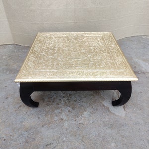 Chowki de madera de mango hecho a mano: mesa baja con incrustaciones de latón indio