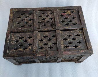Boîte Artisanale Carrée En Bois Sculpté à La Main – Marron, Inde – Avec Couvercle