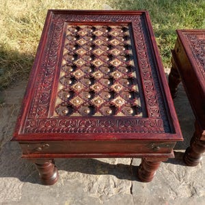Mesa de centro de madera tallada con trabajo de latón - Mesa central india hecha a mano - Mesa para sala de estar o recibidor - Mesa de sofá artística - Mesa empotrada para ventana.