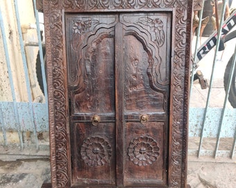 Vintage geschnitztes Holzfenster mit Messing, ethnisches Wanddekor