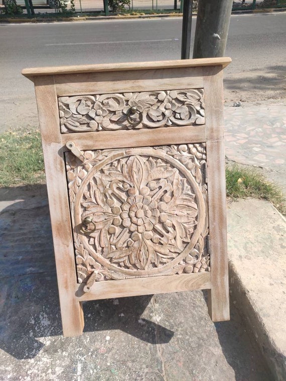 アンティーク仕上げの木製彫刻扉付きベッドサイドテーブル