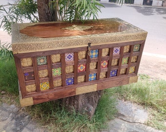 Houten salontafel kofferbak / opbergdoos, tegels en messing inlegwerk, Indiase bruidsschatkist