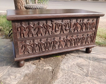 Handgesneden houten opbergkoffer, in stamverband gesneden bruidsschatkist, salontafel