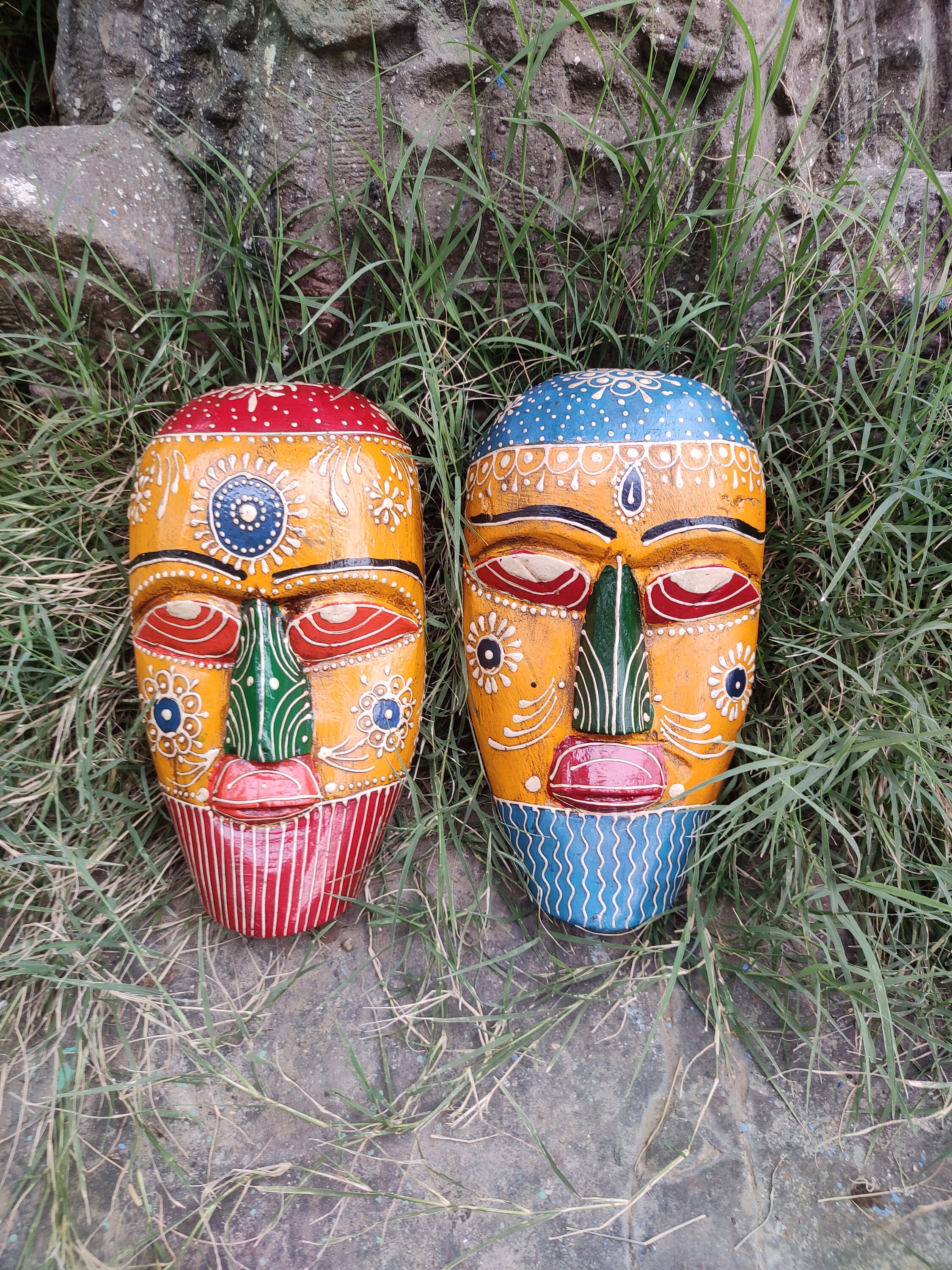 手彫りの木製部族マスク、ペイントされた壁装飾（2個セット） - Etsy 日本