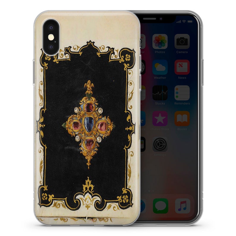 以下が含まれることがあります： ビンテージデザインの黒と金のiPhoneケース。宝石で飾られた十字架が特徴です。十字架は金でできており、赤、青、緑の宝石が飾られています。