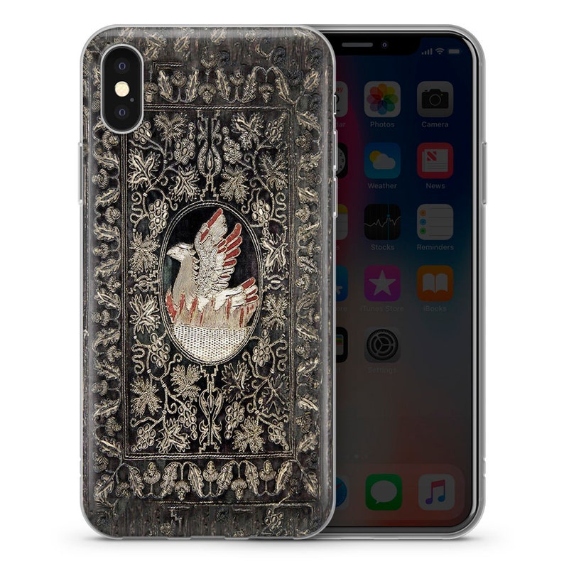 以下が含まれることがあります： 黒と金のiPhoneケース。フレームの中に鳥が描かれ、周りを花柄が囲んでいます。