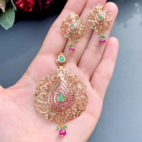 Lightweight 22k Gold Jadau Pendant Set 