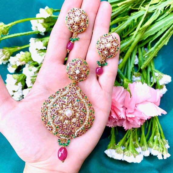 Multicolored Jadau Pendant Set in Gold 