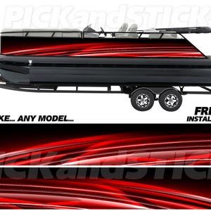 Op de afbeelding: Zwarte pontonboot met een abstract rood en wit ontwerp. De boot staat op een aanhanger en heeft een motor. De tekst "ANY MAKE... ANY MODEL..." is zichtbaar. De woorden "FREE INSTALL KIT" zijn ook zichtbaar.