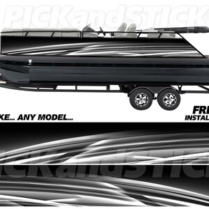 Op de afbeelding: Zwarte pontonboot op een aanhanger, met een zwart-wit ontwerp. De boot heeft een motor en zitplaatsen. De tekst "ANY MAKE... ANY MODEL..." is zichtbaar. De afbeelding bevat ook de tekst "FREE INSTALL KIT".