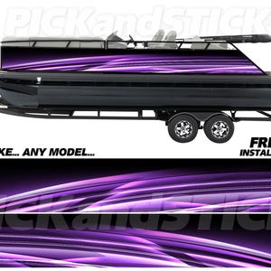 Op de afbeelding: Een zwarte pontonboot op een aanhanger, met een opvallend abstract patroon in paars en wit. De boot heeft zitplaatsen, een motor en de tekst "ANY MAKE... ANY MODEL..." en "FREE INSTALL KIT".