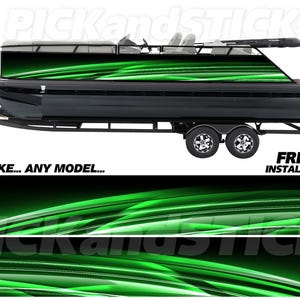 Op de afbeelding: Een zwarte pontonboot met een groen en wit abstract ontwerp. De boot staat op een aanhanger en heeft een motor. De tekst "ANY MAKE... ANY MODEL..." is zichtbaar.