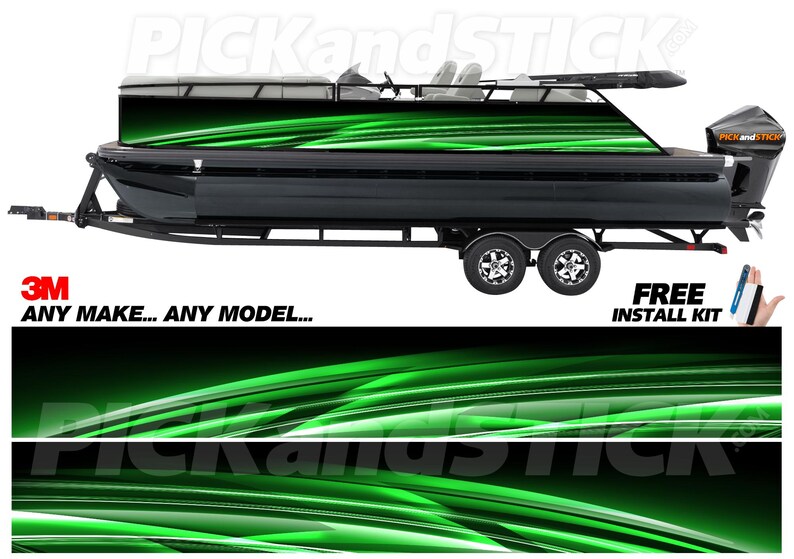 Op de afbeelding: Een zwarte pontonboot met een groen en wit abstract ontwerp. De boot staat op een aanhanger en heeft een motor. De tekst "ANY MAKE... ANY MODEL..." is zichtbaar.