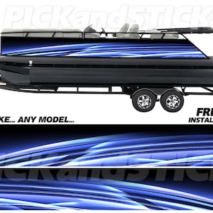 Op de afbeelding: Een zwarte pontonboot met een aanhanger, met een blauw en wit abstract ontwerp. De boot heeft een motor en zitplaatsen. Tekst op de afbeelding luidt "ANY MAKE... ANY MODEL..." en "FREE INSTALL KIT".
