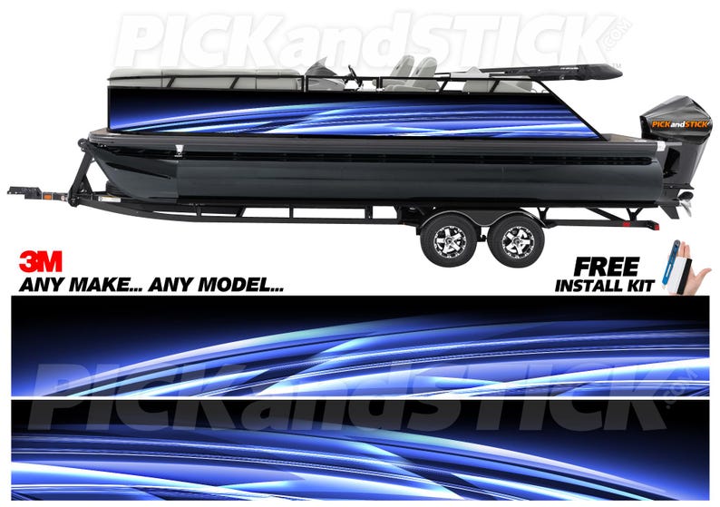 Op de afbeelding: Een zwarte pontonboot met een aanhanger, met een blauw en wit abstract ontwerp. De boot heeft een motor en zitplaatsen. Tekst op de afbeelding luidt "ANY MAKE... ANY MODEL..." en "FREE INSTALL KIT".