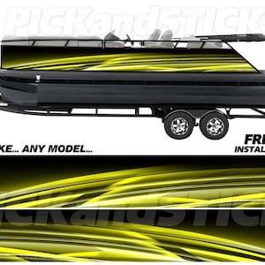 Op de afbeelding: Een zwarte pontonboot met een geel en zwart grafisch ontwerp. De boot staat op een trailer en heeft een buitenboordmotor. De afbeelding bevat de tekst "ANY MAKE... ANY MODEL..." en "FREE INSTALL KIT".