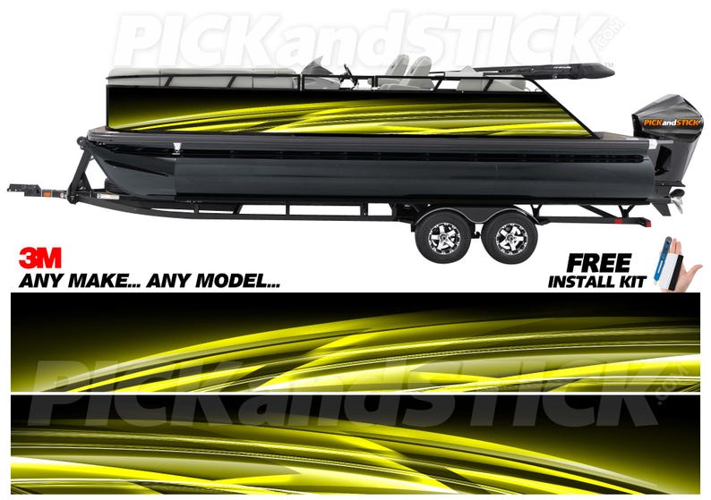 Op de afbeelding: Een zwarte pontonboot met een geel en zwart grafisch ontwerp. De boot staat op een trailer en heeft een buitenboordmotor. De afbeelding bevat de tekst "ANY MAKE... ANY MODEL..." en "FREE INSTALL KIT".