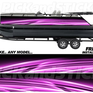 Op de afbeelding: Een zwarte pontonboot op een aanhanger, met een opvallend abstract ontwerp in paars en wit. De tekst "ANY MAKE... ANY MODEL..." en "FREE INSTALL KIT" zijn zichtbaar. Perfect voor recreatie op het water.