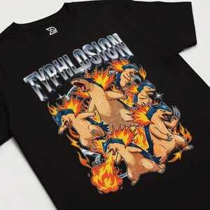 Maglietta con la bestia tasso del vulcano, maglietta grafica mostro criniera di fuoco, top animale fiamma esplosiva, compagno di fuoco RPG retrò, arte bestiale