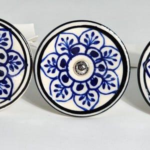 Heminredning Unika keramiska knoppar till köksbyrå Blå blommiga 4-pack bild 3