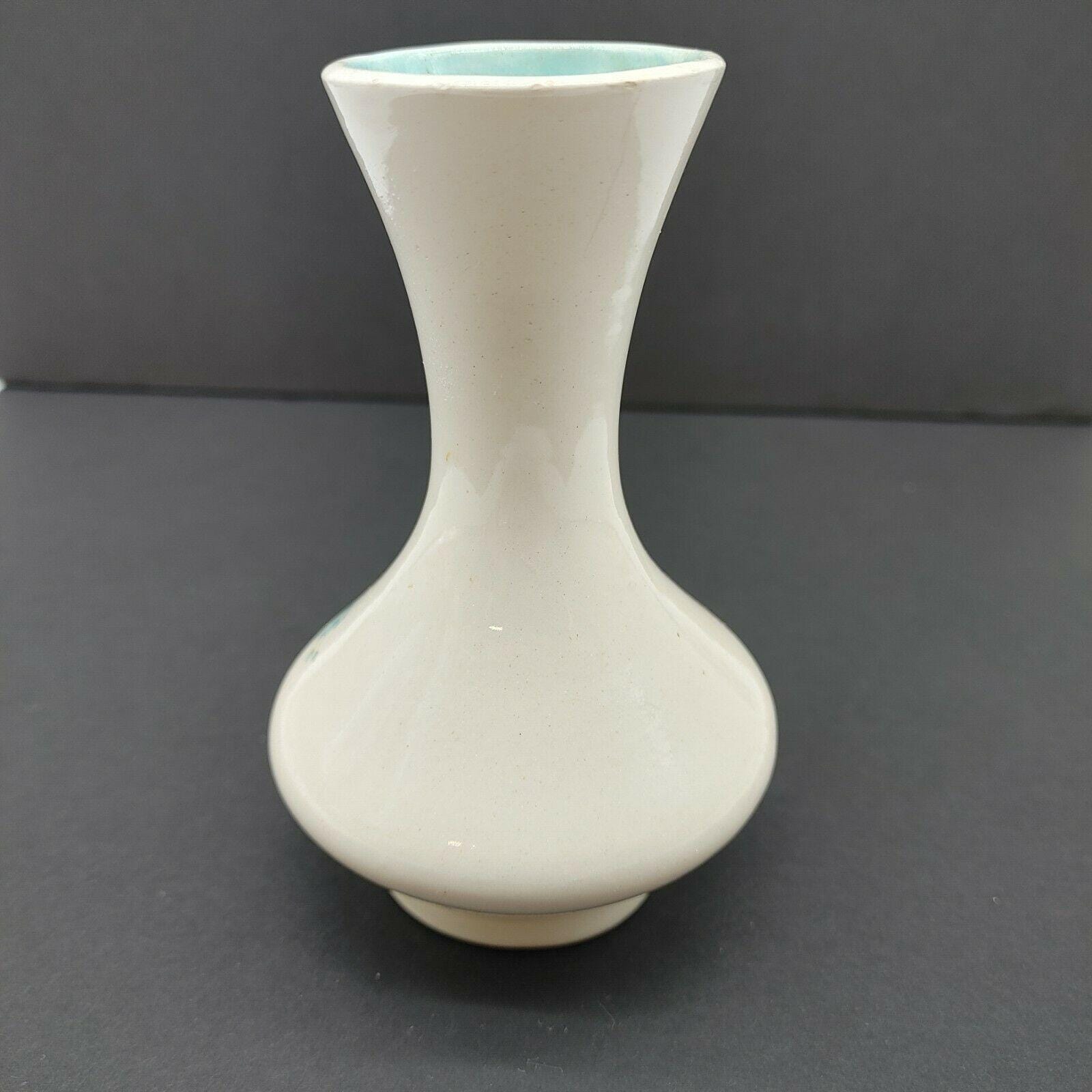 青い花柄とターコイズ色の内側が入った陶器の花瓶。Anna 1972 VTG の