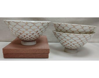 Zestaw 3 japońskich porcelanowych misek do ryżu na nóżce z czerwono-białym geometrycznym wzorem
