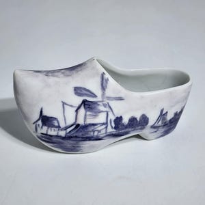 Nederlands keramiek klompschoenbeeldje handgeschilderde blauw-witte windmolen