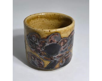 Maceta de gres vintage hecha a mano con diseño floral en relieve y esmalte ocre amarillo.