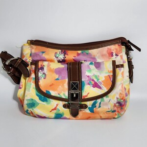 Bolso de hombro con correa extraíble y solapa con broche de presión, diseño floral multicolor de acuarela de Chaps