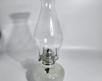 Frostat glas Lamplight Farms oljelampa präglade blomdetaljer klar skorsten VTG