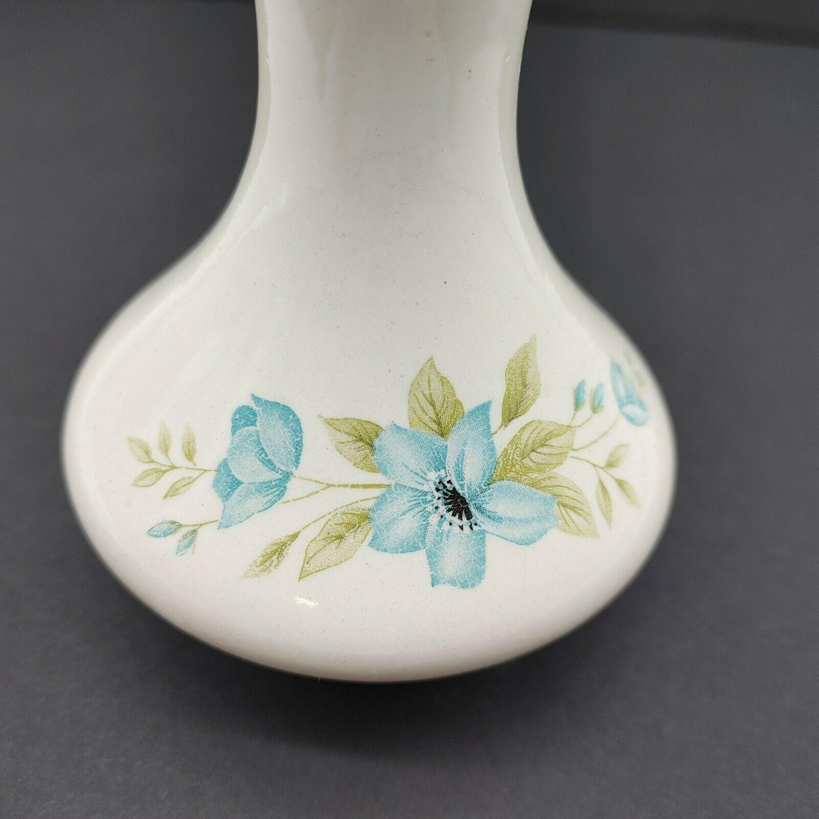 青い花柄とターコイズ色の内側が入った陶器の花瓶。Anna 1972 VTG の