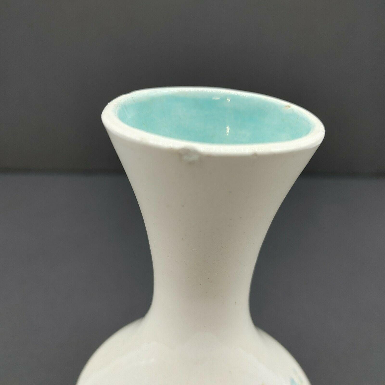 青い花柄とターコイズ色の内側が入った陶器の花瓶。Anna 1972 VTG の